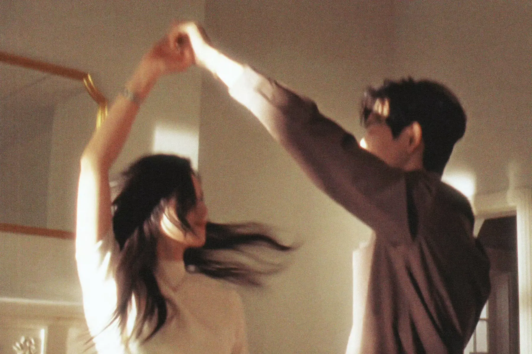 李现张婧仪深情相拥甜蜜幸福 牵手奔跑氛围感十足