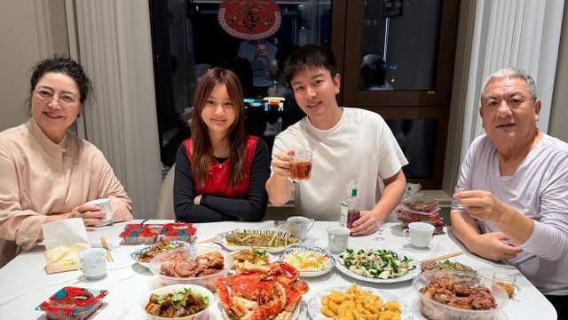 甜馨16岁晒旧照后，贾乃亮除夕发全家福：两张桌子摆不下，但“此刻”真够味