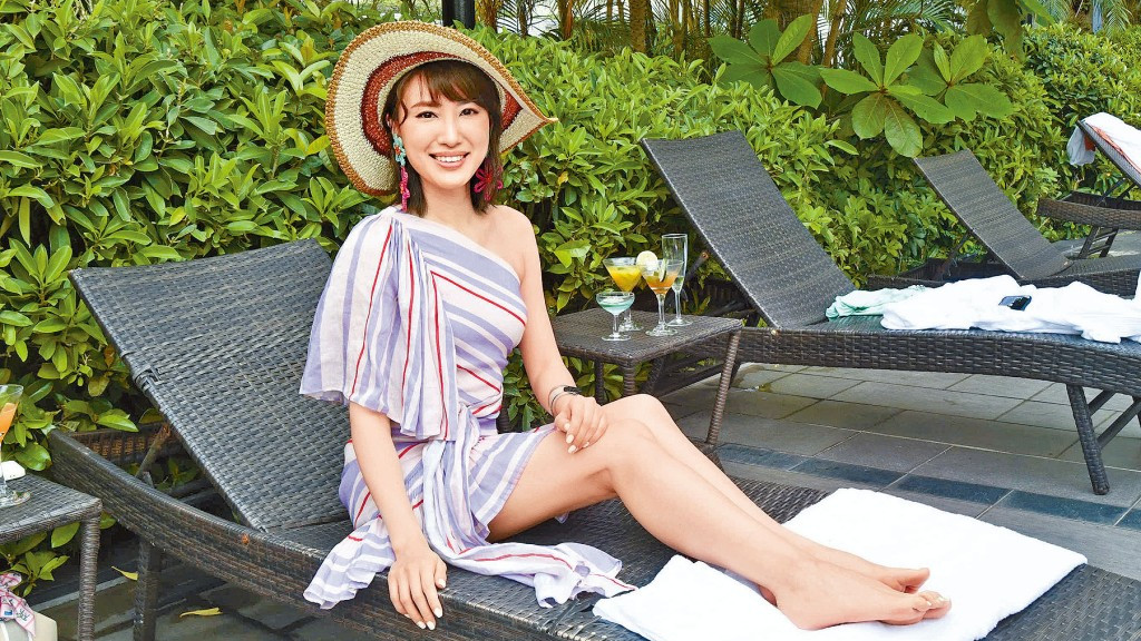 电视台高层老公离职，TVB花旦蒋家旻名牌包晒不停，内核稳幸福