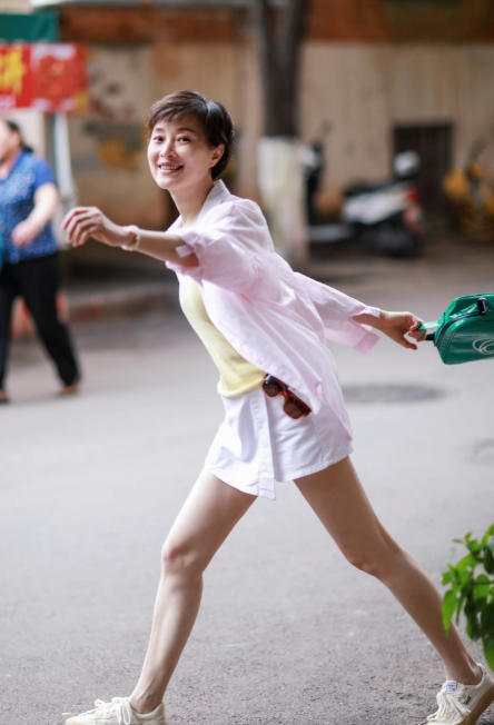 吴越发文庆祝54岁生日，好大气舒展明媚的样子，不说什么少女感，就这气质和状态，明