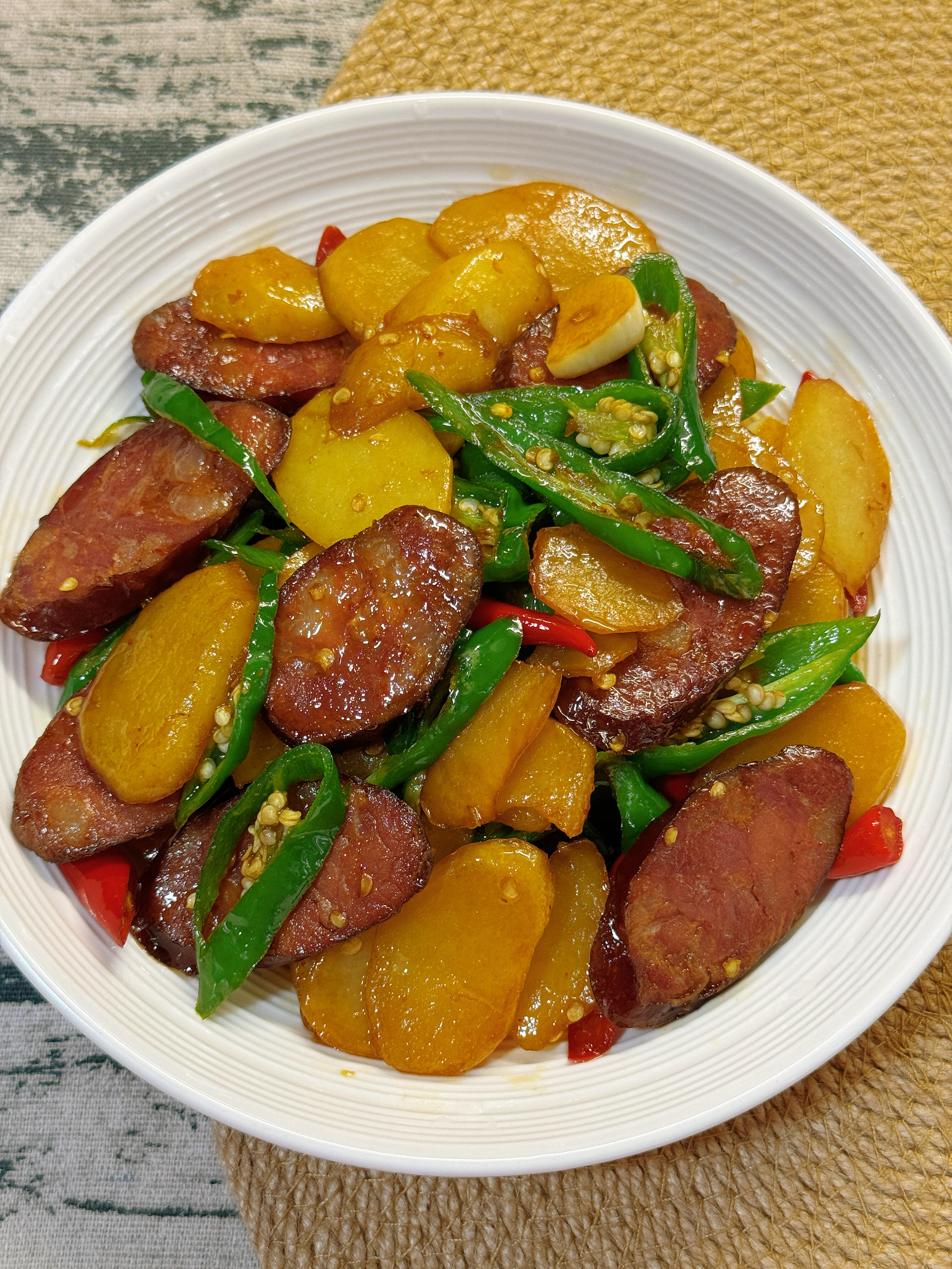 腊肠炒土豆片｜香辣入味，妥妥的下饭神器
谁懂啊！腊肠和土豆的组合真的太绝了😭 