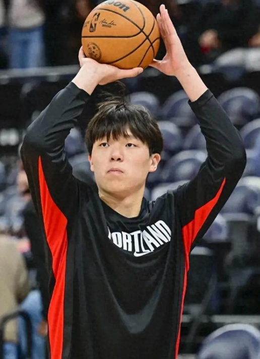 说句被喷的话，杨瀚森确实是小约基奇最大问题也是太像约基奇了

你学约老师，约老师