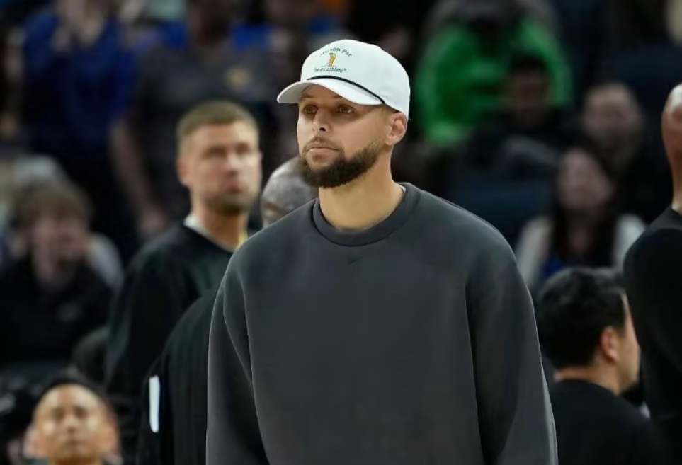 据勇士队记AnthonySlater报道，库里承认，因右膝持续性伤势，他的复出时