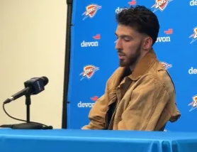 NBA常规赛，雷霆104-95战胜鹈鹕。赛后，切特-霍姆格伦接受了采访，谈到了家