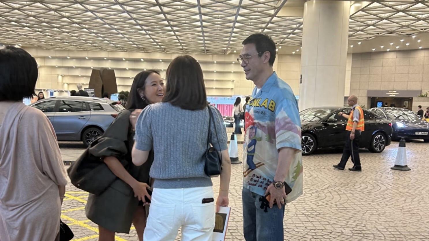 47岁孙芸芸做外婆后现身香港，穿短裤身材健美，偶遇钟镇涛心情好