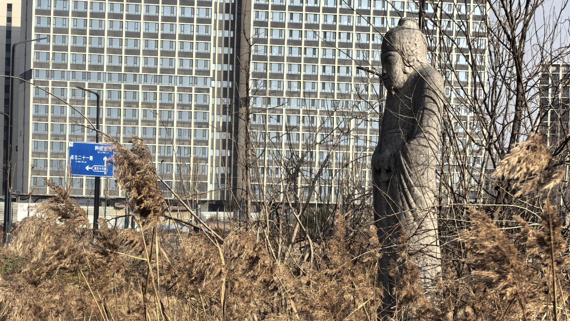 这位老陕，曾是台湾第一任军区司令员，现在墓前就剩下石人石马了