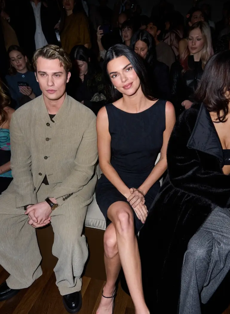 肯豆现身Emporio Armani大秀 和尼古拉斯同框坐在前排