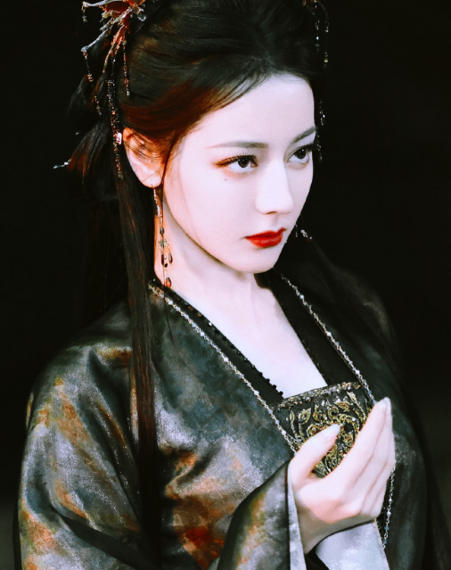 愿今夏汇聚点点萤火微光，为你照亮前路