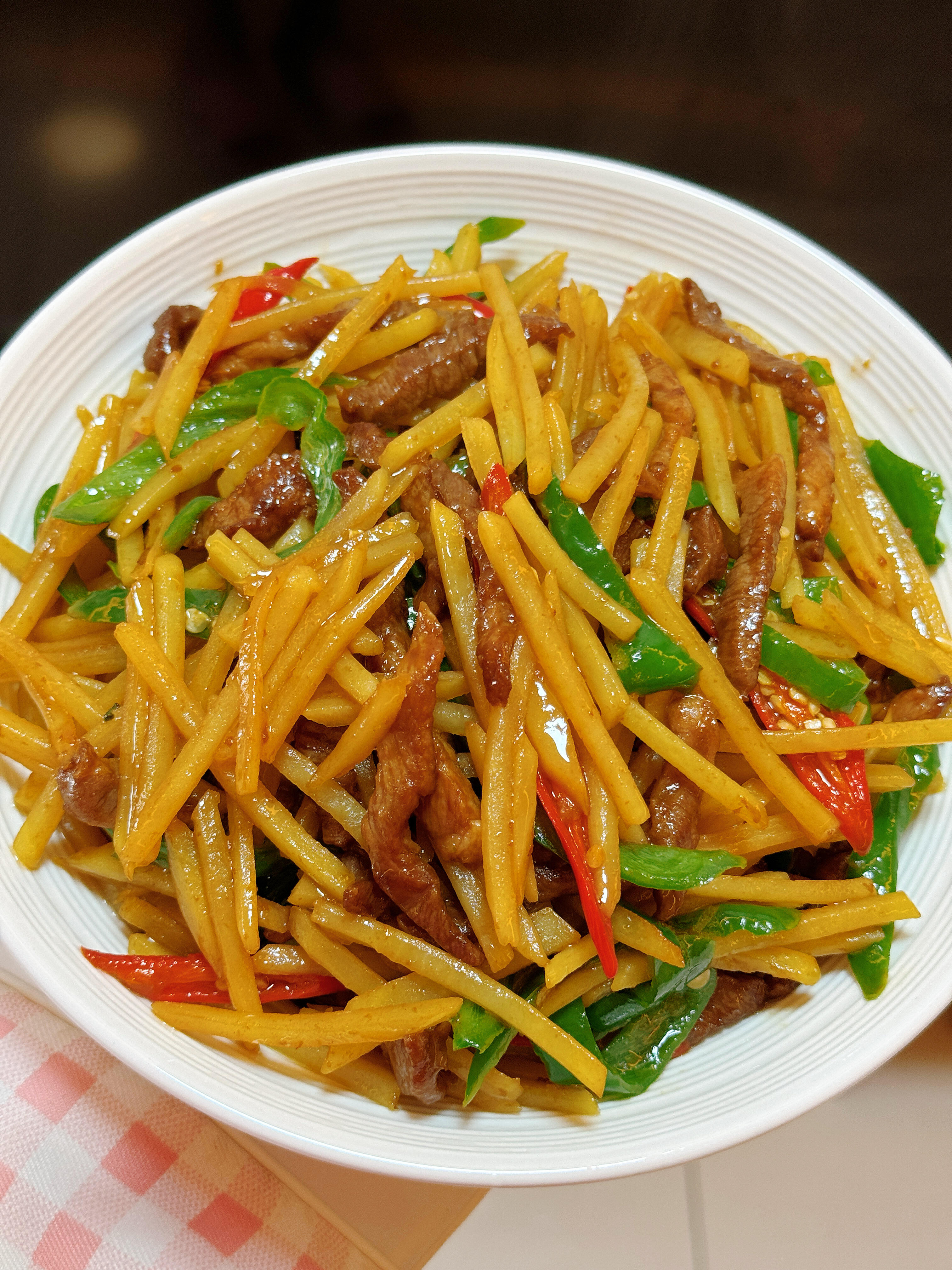 谁懂啊！这个土豆丝炒肉丝真的很好吃❗️
这盘土豆丝炒肉丝真的是米饭杀手，
脆爽的