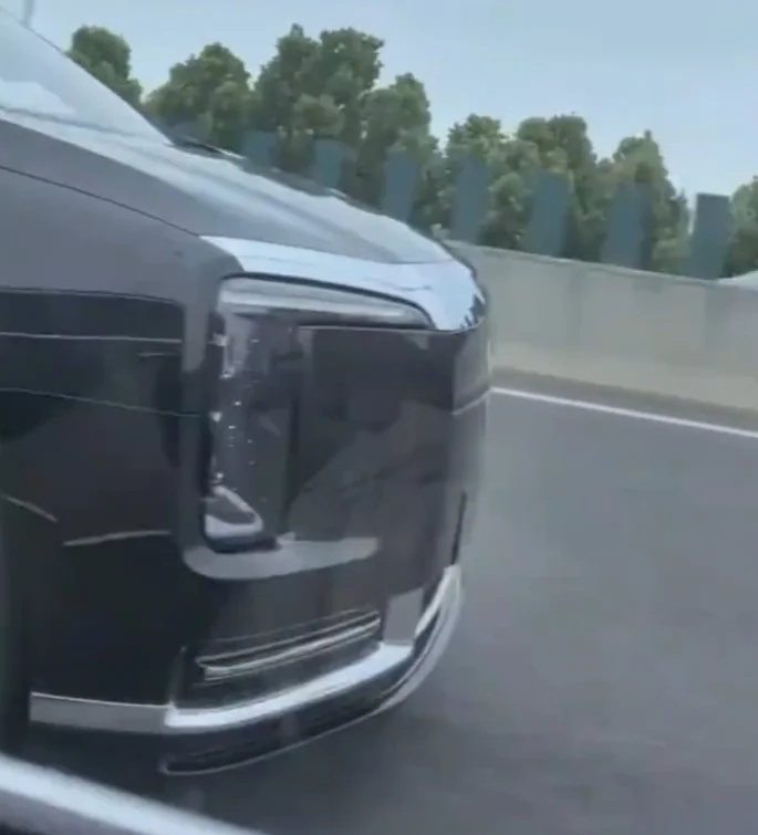 网友拍到尊界V800实车，大灯很有特色！