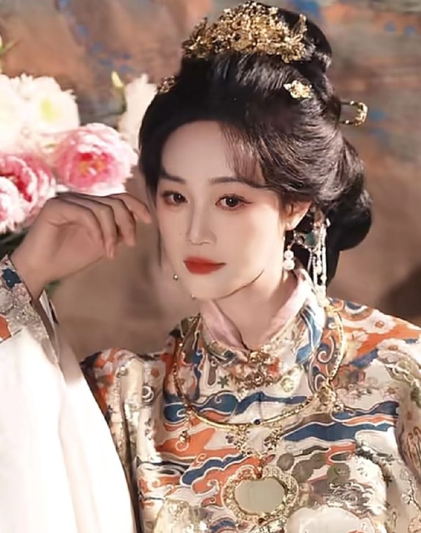 蓝盈莹身着织金马面裙
端庄大气的立领对襟袄衬得身姿挺拔，举手投足间，妥妥的当家主