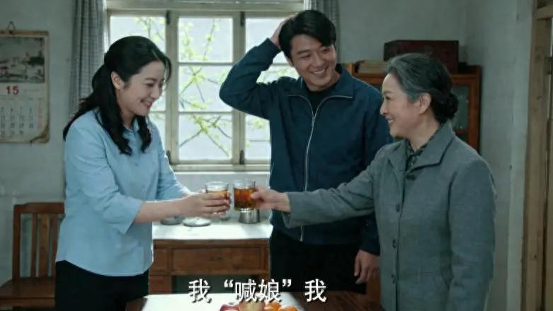 儿子走了 8 年，我以为儿媳早忘了，街头相遇她 1 声称呼，我红了眼