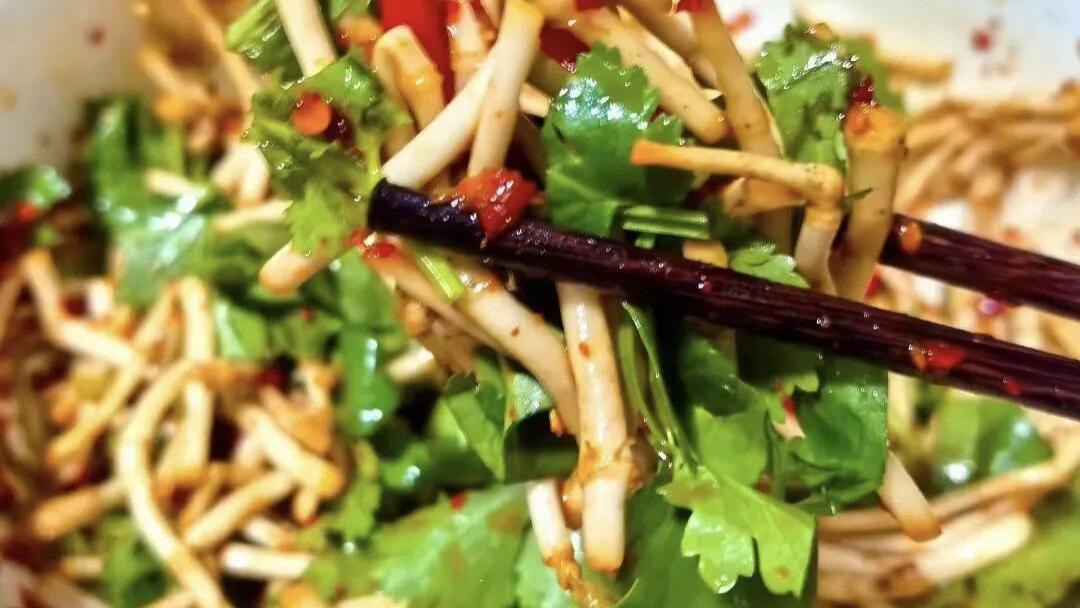 老公说折耳根是烂鱼进嘴，我笑他山猪吃不来细糠