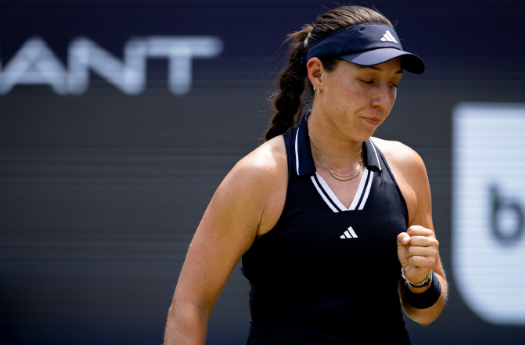 WTA500柏林站半决赛，3号种子佩古拉以6-4 6-7(4) 6-0击败头号种