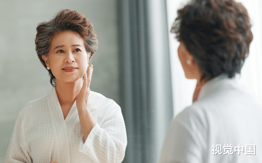 儿子成家后，老公立刻结束25年婚姻，只为和他的初恋过幸福生活....