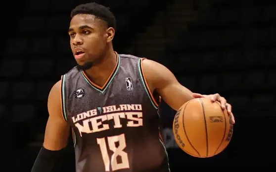 今日，据记者Shams Charania报道，布鲁克林篮网队将与后卫马拉奇-史密