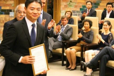 刘强东领奖，章泽天在笑。他心情美美哒，有佳人作伴在侧的刘强东好幸福。