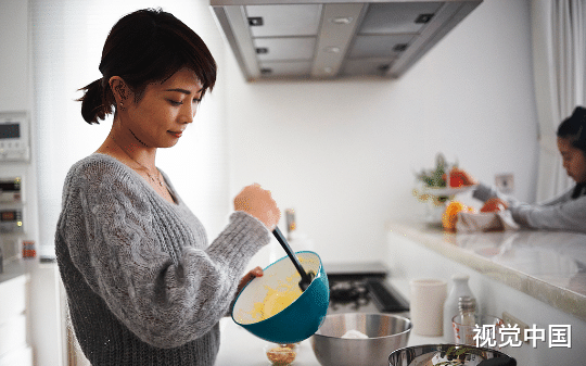 我年入100万，让妻子辞职照顾一家老小，我以为我是家里的“顶梁柱”，直到生意剧变，我才知道是谁在养家