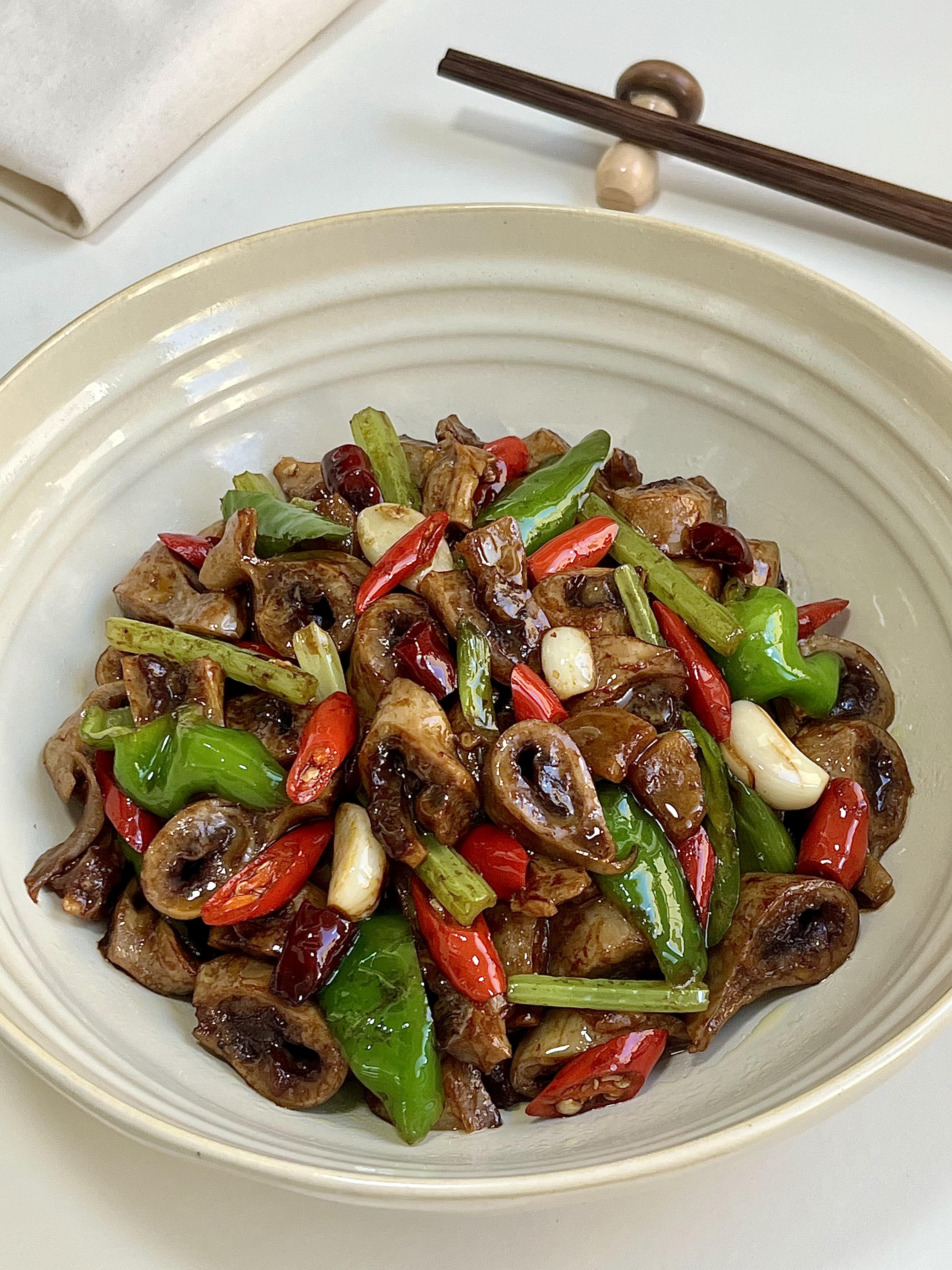 辣椒炒回肠，鲜辣脆嫩藏着老灶的烟火气
辣炒回肠切忌炒得软趴趴，焯水时间要掐得刚好