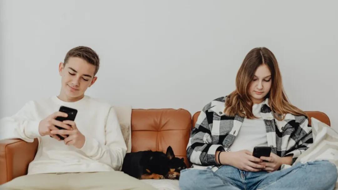 荣耀Magic V6“肉身测评”背后：技术攻势与舆论守防的极限拉扯