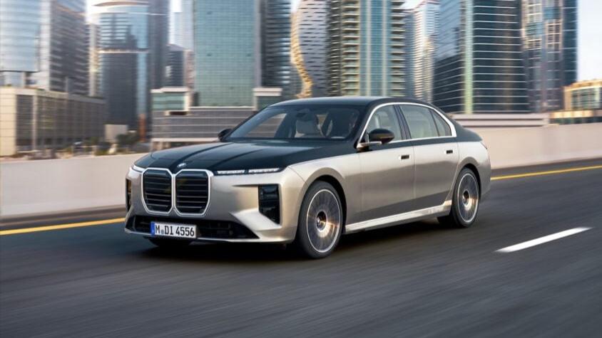 宝马7系小改款登场！i7纯电版续航708公里，支持250kW DC快充