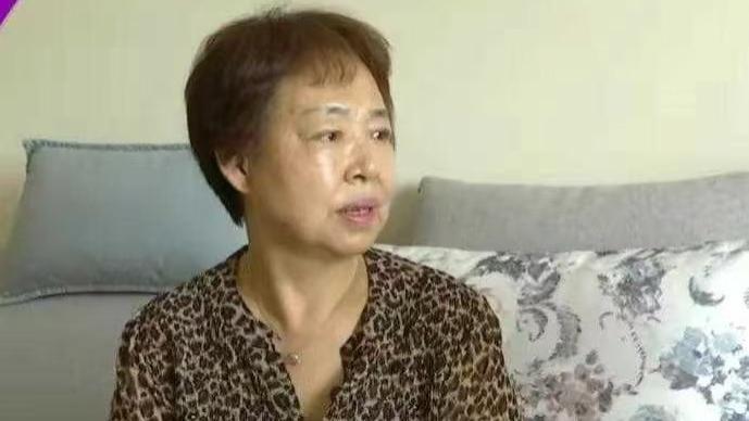 60岁大妈追求真爱，不在乎对方是否有房有钱，上杆子倒贴养活男人