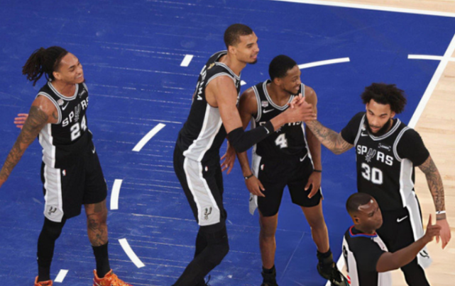NBA总决赛，马刺对阵尼克斯的G5比赛中，出现了非常奇葩的一幕。第四节比赛还剩下