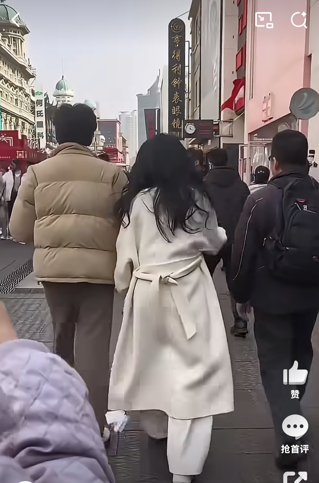 伊能静甜蜜牵手秦昊，大明星穿衣服也不摘吊牌吗？两口子被拍到牵手逛街，被一群人追着