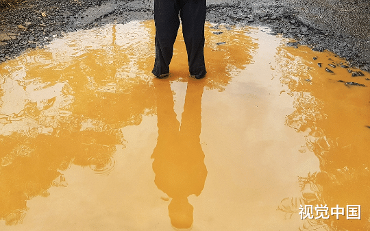 绝了！柳树沟村村支书靠堂哥当保护伞，贪修路款欺压村民，老农硬刚反杀