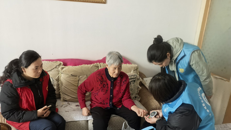 弘扬雷锋精神 关爱“一老一小”