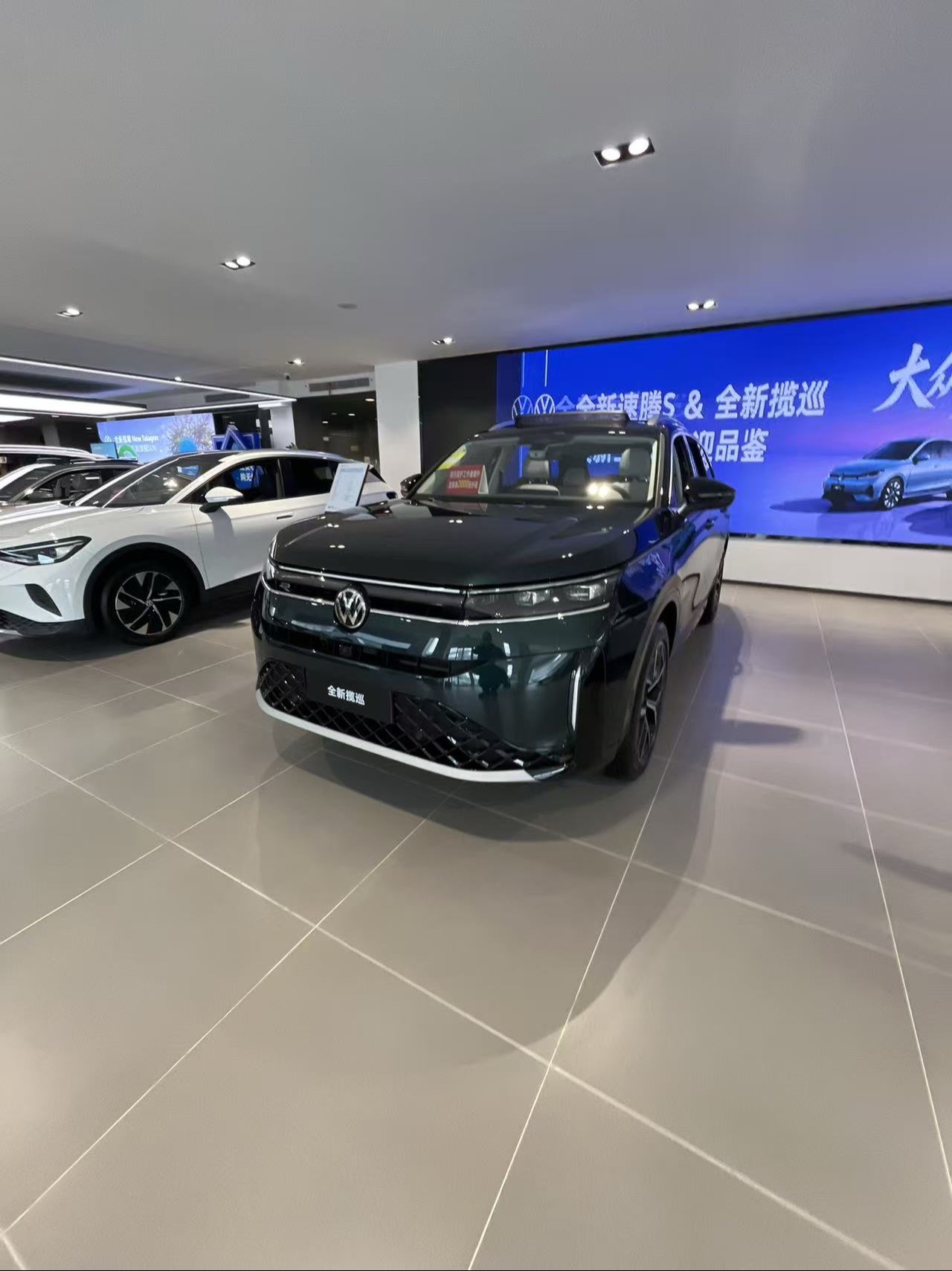 一直想买一台大空间的家用SUV，作为大众车主，首选全新揽巡，到店体验后，它的内饰