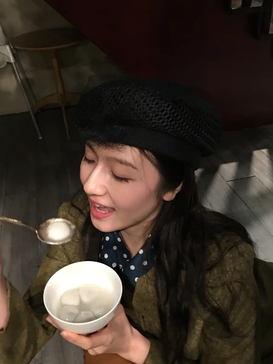 李兰迪手捧元宵笑眼盈盈 贝雷帽配波点丝巾好有气质
