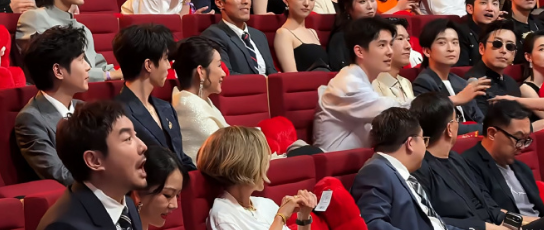 沈腾以为神级救场 结果全漏了，看把我沈叔叔急的，直打手语，最后都快上台提示了，老