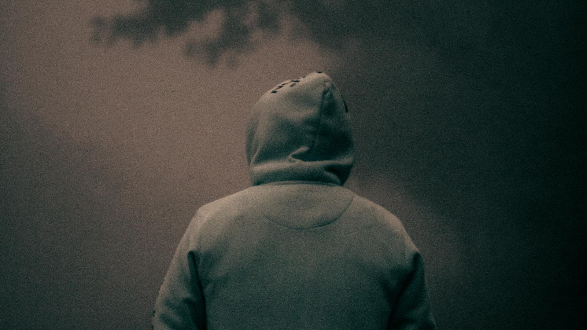 摩托男的背后，到底是谁在操作你的感动？