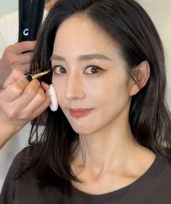 张钧甯晒出了在出席巴黎时装周活动时的化妆花絮照片，怼脸拍也这么好看，不得不说，她