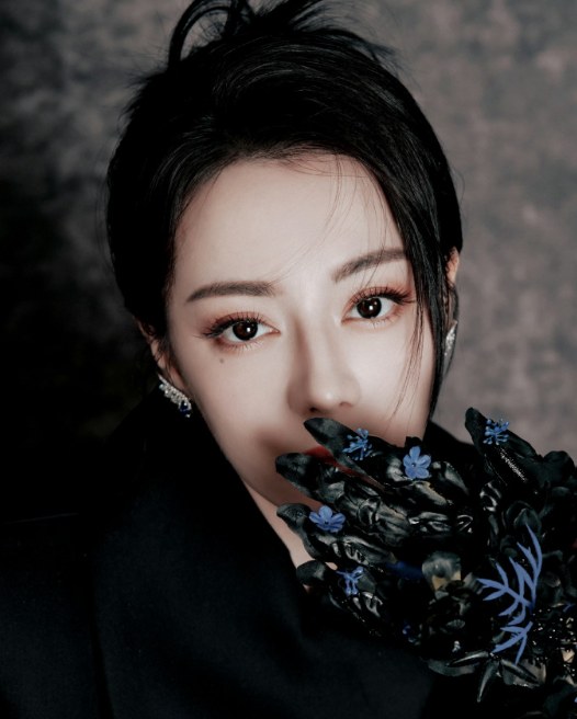 唯有你的光辉，能像漫过山岭的薄雾，热爱是专属于我们的代名词