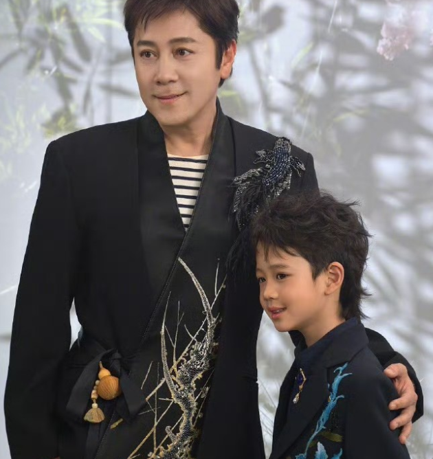 一向低调的的蔡国庆辗转反侧无法入睡
于是罕见的在社交平台高调发文，字里行间都是兴