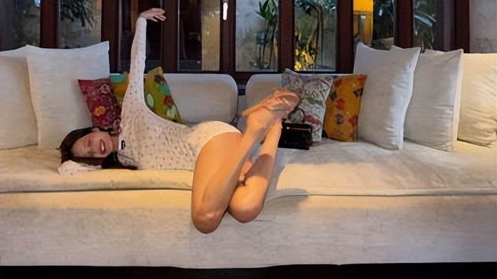 Lisa在巴厘岛“杀疯了”！这招高难度比基尼倒立，真的只是为了秀身材？