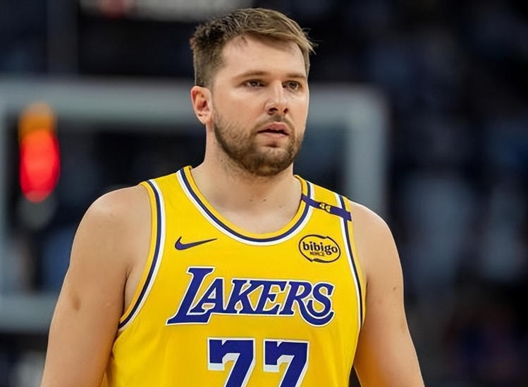 湖人毕竟有自己的长远规划，不可能为了一年冒险的。哪怕到时候0:2落后了，东契奇要