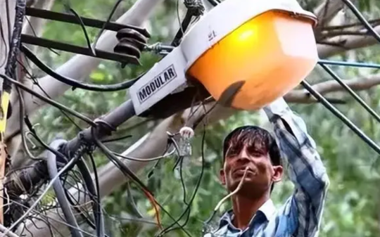 印度偷电有多疯狂：印度高官承诺只要自己连任电费全免，电网却年亏三千亿，这个不用电费的国家牛啊…