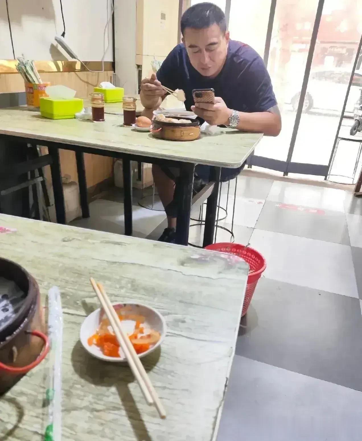 饭馆吃饭时，遇到这个演员怎么这么熟悉？