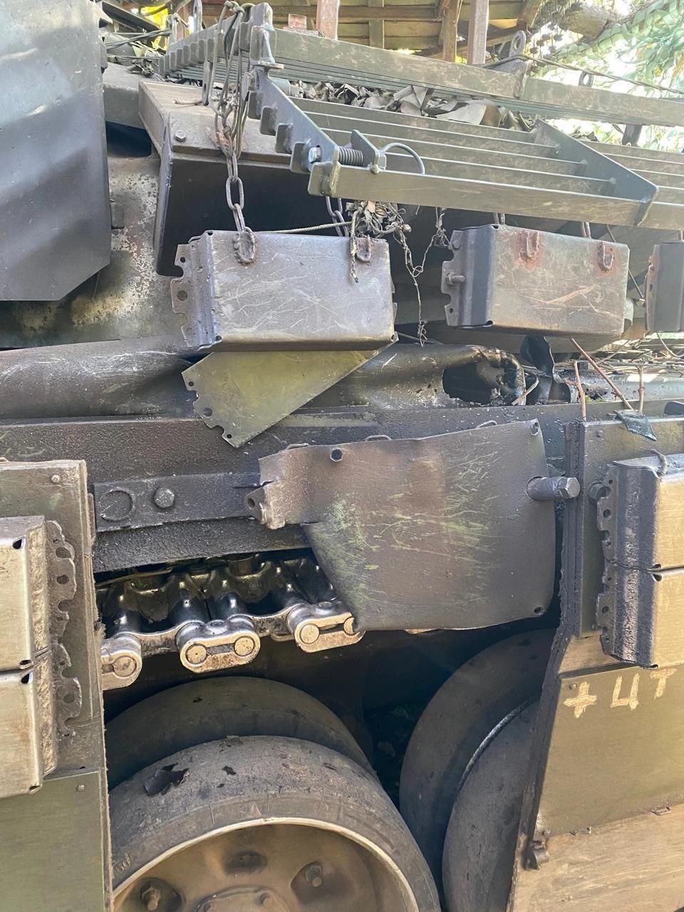 ２０２２年，被乌军FPV 无人机击中的俄罗斯 T-72B3 坦克。 
