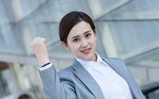 我被未婚夫背叛后，在单位群里放话：谁出80万彩礼就领证，不到半小时收到380个红包，我却崩溃哭了…