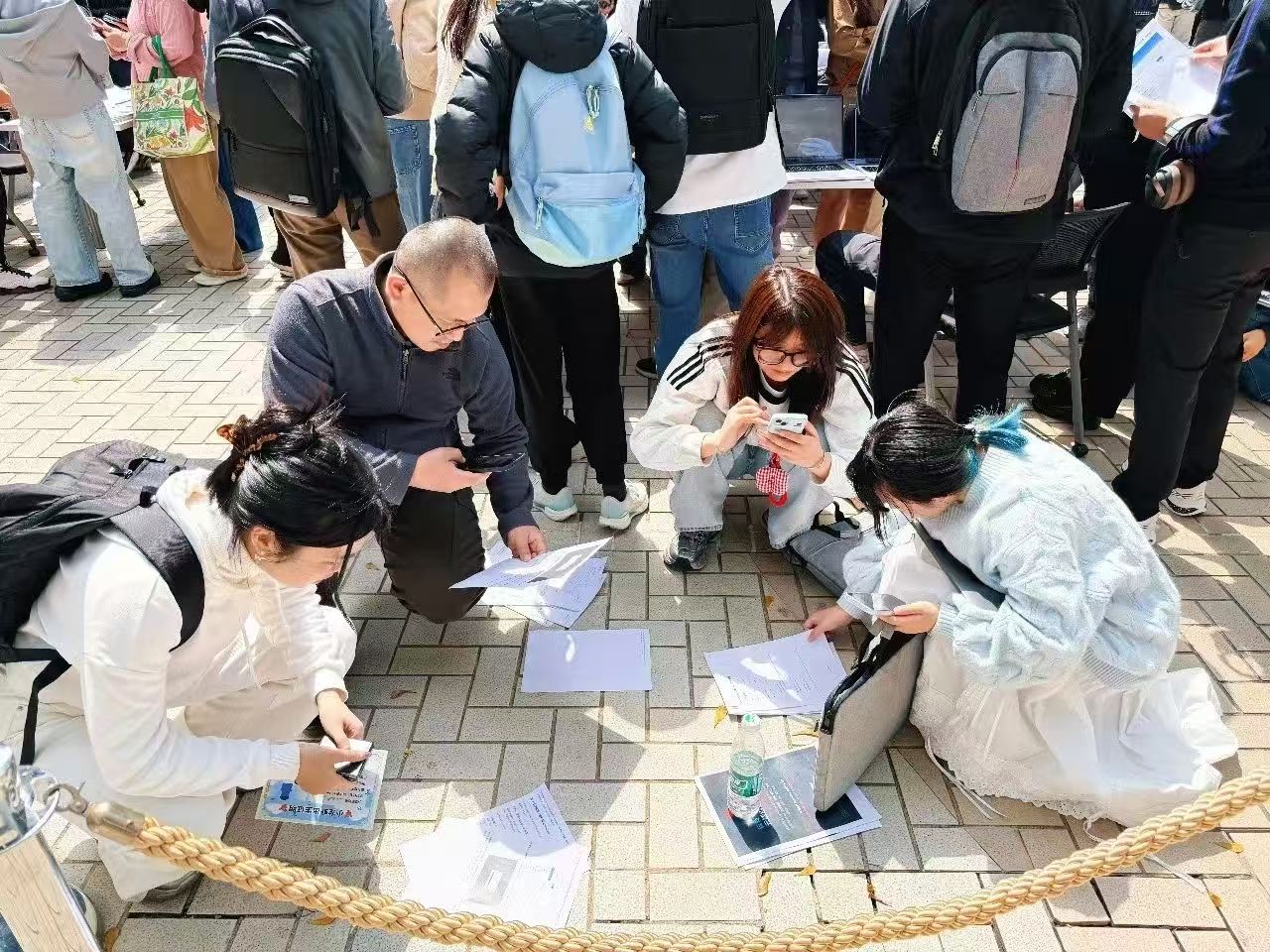 深圳“云养虾”，真是科技前沿不在深圳就在杭州！

昨天在腾讯总部门口，几千位Ai