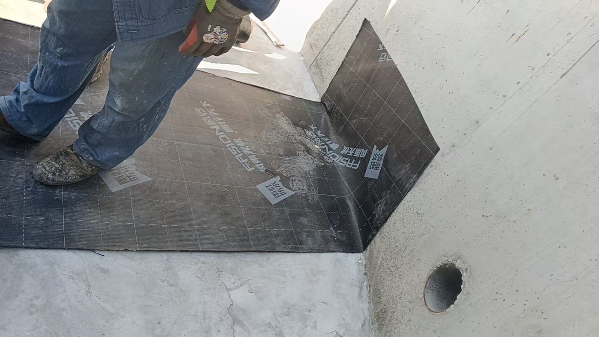 烟囱平台刷防水防渗漏完工 重点处理平台接缝