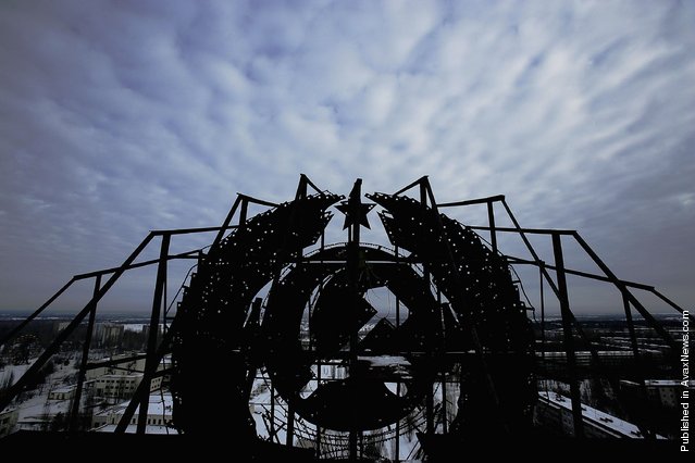 2006 年 ，乌克兰切尔诺贝利附近的普里皮亚季镇一栋废弃建筑 。