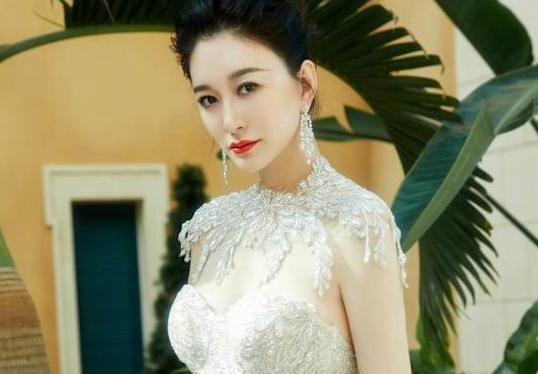 别再羡慕李小冉了就连一般的富婆也很难成为她
不是因为她嫁了个好老公，也不是她基因