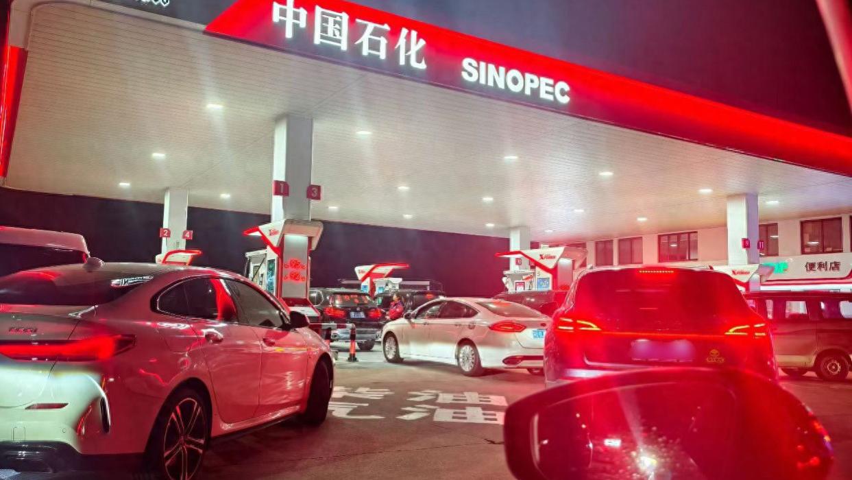 油价重回9元时代，比亚迪插混怕个啥？第五代DM技术油耗低至2.6L