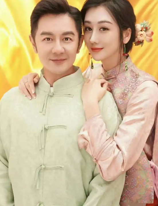 55岁陈浩民携小16岁娇妻蒋丽莎度假，结婚11周年仍像热恋
照片中，蒋丽莎身穿白