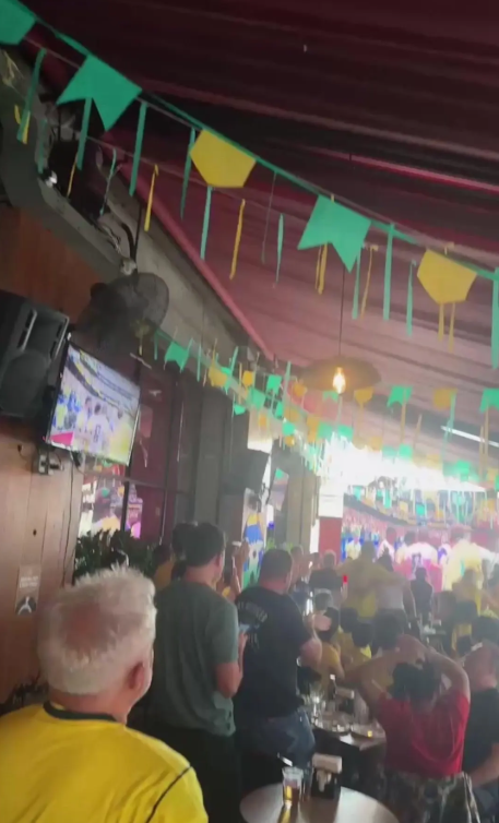 巴西球迷的疯狂热情，谁懂啊！在巴西街头看球赛，满街都是穿球衣的人，大家一起唱歌、